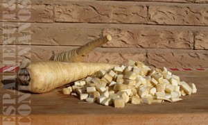 Lavar las chirivías y cortarlas en dados pequeños.