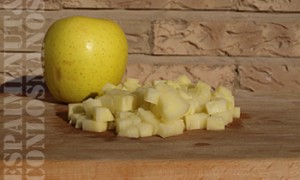 Pelar el jengibre y picarlo en dados pequeños.