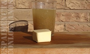 Derretir la mantequilla en un cazo de base ancha y agregar las verduras. Pasado unos minutos, verter el caldo, cocinar a fuego lento hasta que las verduras estén en su punto y licuar con ayuda de un robot de cocina. Salpimentar al gusto.